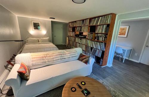 Staatsburg Apartment | Mid-Century DJs Dream near Rhinebeck