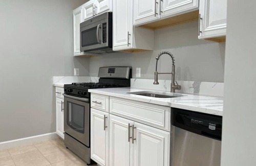 Chantilly House | Mid-Century Luxury Retreat, 2 BEDR, Kitchen, Sauna, Walk to Shops + Restaurants