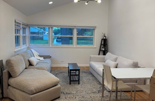 Highland Park House | Mid-century modern turned MODERN. Close to all the attractions that Chicago has.