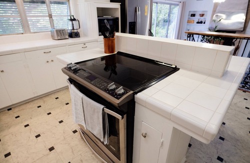 Hannon Park Apartment | Mid-Century Modern - 3600sqft - 1 Mile to CBDnHistoric Surroundings, Walk to CBD