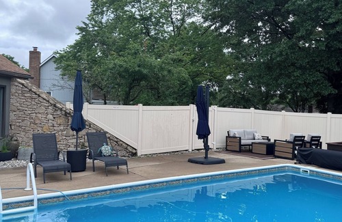 Blue Springs House | Mid-century Modern 3-bedroom house near Lake Jacomo in Blue Springs with pool