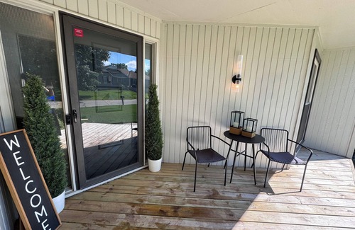 Blue Springs House | Mid-century Modern 3-bedroom house near Lake Jacomo in Blue Springs with pool