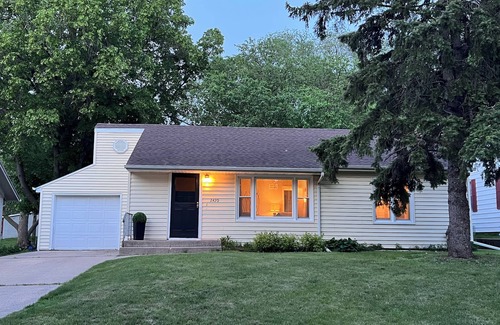Sioux Falls House | Mid-Century modern 2-bedroom home near McKennan Park, hospitals and universities