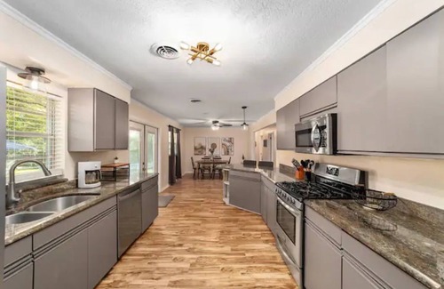 Fort King District House | Mid-Century Oasis awaits YOU!