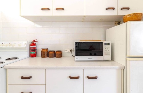 Kangaroo Point Apartment | Mid-Century Pad - 1 bed/1 bath/1 car 10 min CBD