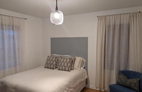 Eustis House | Mid Century Style Cottage Near Historic Downtown