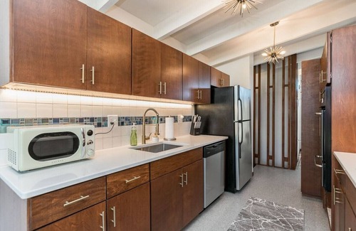 Cedar Rapids - Iowa City House | Mid-Century Style & Class In Quiet NE Location