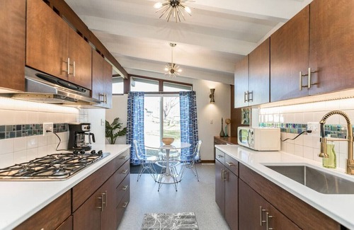 Cedar Rapids - Iowa City House | Mid-Century Style & Class In Quiet NE Location