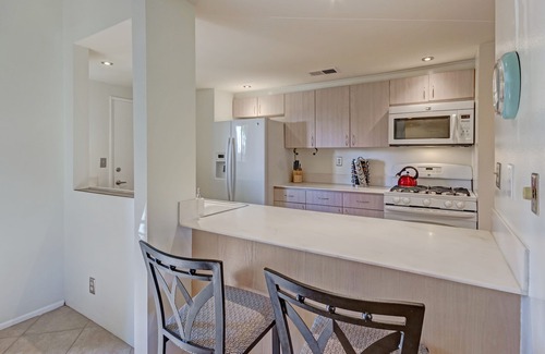 The Rose Garden Condo | Mid-century Wexler condo at The Rose Garden