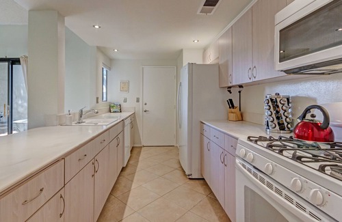 The Rose Garden Condo | Mid-century Wexler condo at The Rose Garden