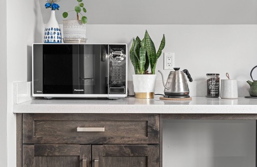 Bridgeland Apartment | Mid Century Zen, 1 BR, Comfy Queen Bed. Near DT.