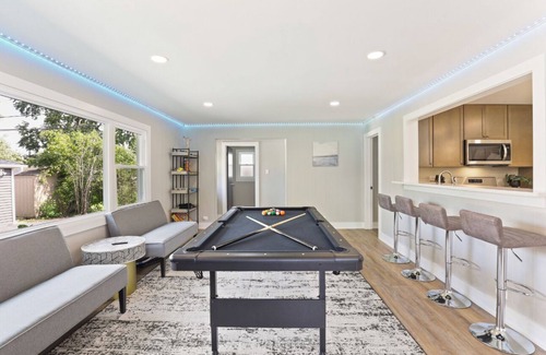 Flossmoor House | Mid-Term 4-bedroom house in fabulous Flossmoor with a Pool Table