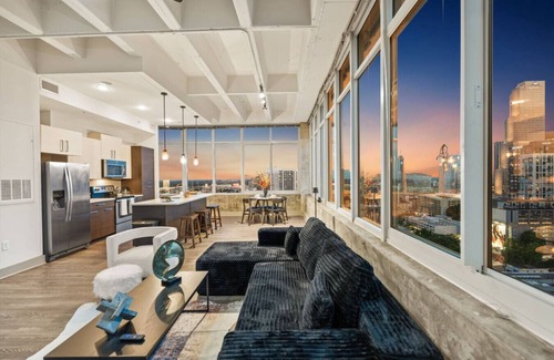 Peachtree Center Apartment | Midnight Magnolia Loft | 1203