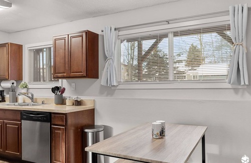 Turnagain House | *Midnight Sun Suite*5 mins to Airport *Fast Wifi*