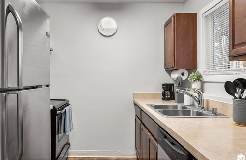 Turnagain House | *Midnight Sun Suite*5 mins to Airport *Fast Wifi*
