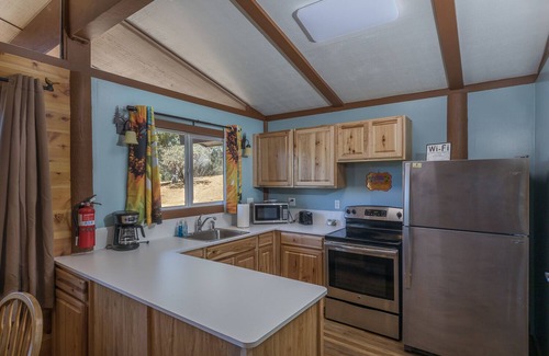 Mariposa Cabin | Midpines Cabin-private, peaceful mountain cabin- 30 miles to Yosemite entrance!
