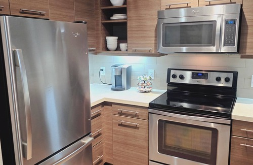 Montrose Apartment | Midtown/Downtown Breeze