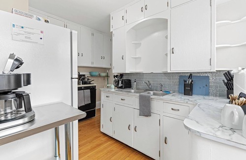 Midway House | Midway Marvel: Central Location, Walk to Light Rail, Fast WiFi, Free Parking