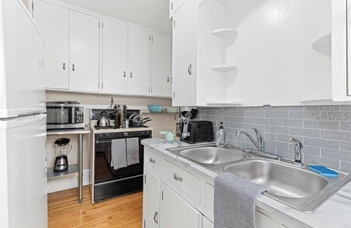 Midway House | Midway Marvel: Central Location, Walk to Light Rail, Fast WiFi, Free Parking