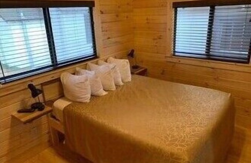 Mackinaw City Cabin | Mighty Mac Bridgeview Cabin 4