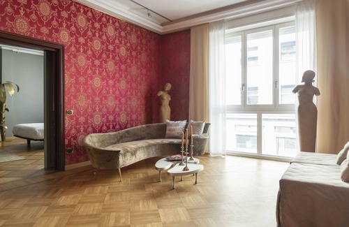San Babila Apartment | Milano Duomo Elegance Home - next to Duomo, shopping district, 5 guests