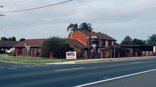 Gol Gol Hotel | Mildura Riverview Motel