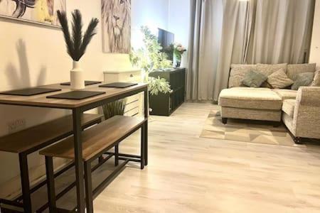 Harlow Apartment | Mill Court - Modern 2 Bedroom