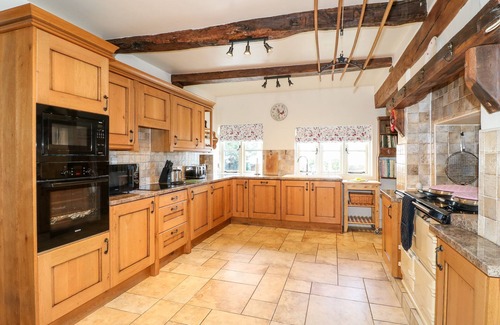 Hundall House | MILL FARM - THE FARMHOUSE, pet friendly, with hot tub in Repton