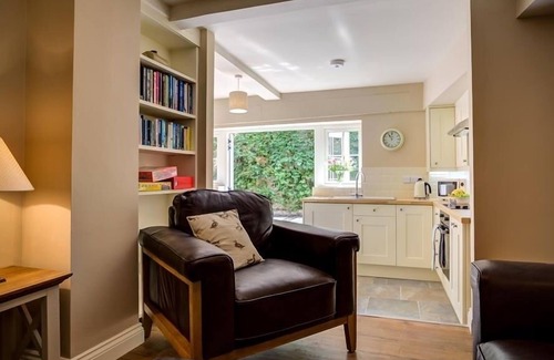 Burford Cottage | MILL RACE, pet friendly, character holiday cottage in Burford
