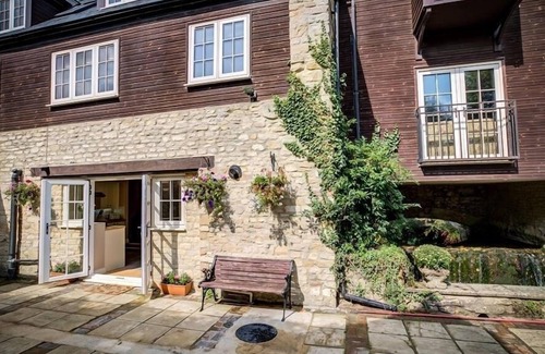 Burford Cottage | MILL RACE, pet friendly, character holiday cottage in Burford