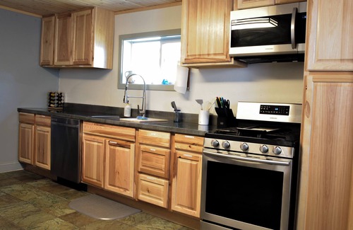 Milltown House | Mill town location by the river w/hot tub