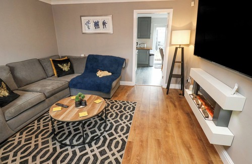 Padfield Cottage | MILO'S LODGE, pet friendly, with hot tub in Glossop