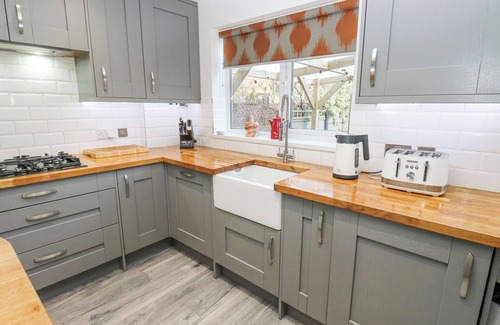 Padfield Cottage | MILO'S LODGE, pet friendly, with hot tub in Glossop