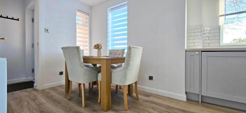 Milton Keynes Apartment | Milton Keynes 3BR modern Home, Sleeps 5, Families, Free Parking