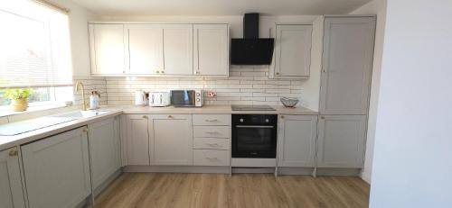 Milton Keynes Apartment | Milton Keynes 3BR modern Home, Sleeps 5, Families, Free Parking