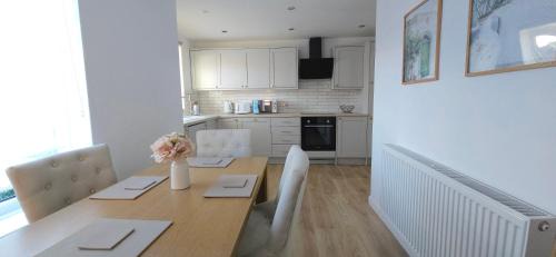 Milton Keynes Apartment | Milton Keynes 3BR Stylish Home, Sleeps 5, Families, Free Parking