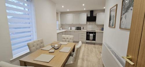 Milton Keynes Apartment | Milton Keynes 3BR Stylish Home, Sleeps 5, Families, Free Parking