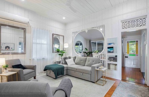 Milton House | Milton Top Floor 4Bd- 300m to Suncorp Stadium