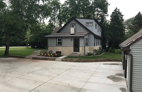 Brookfield House | Milwaukee DNC Convention Rental (7/11 - 7/18 only) - 3 Bedrooms