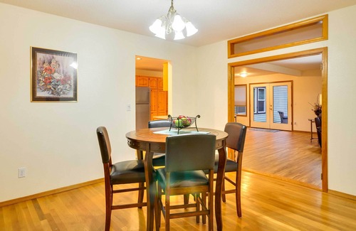 Oak Grove House | Milwaukie Home w/Covered Porch: Dogs Welcome!