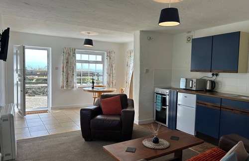 Llanystumdwy Cottage | MIN Y MOR, pet friendly, with a garden in Criccieth