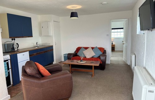 Llanystumdwy Cottage | MIN Y MOR, pet friendly, with a garden in Criccieth