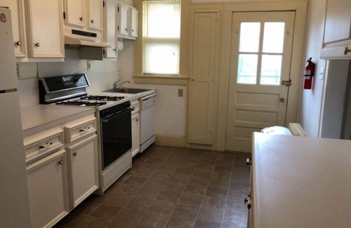 Plainfield Apartment | MINI MANSION WHOLE RIGHT WING, THREE BEDROOM APARTMENT AVAILABLE AT A (LOW RATE)