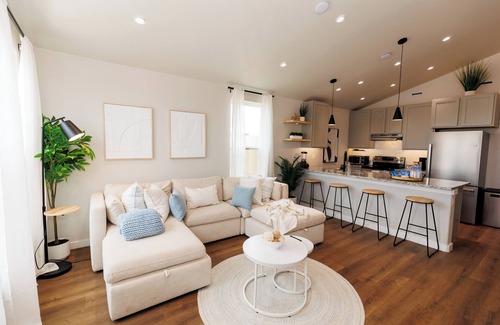 Lubbock House | Mini Oasis—Hot tub Fire Pit Bar+Lounge