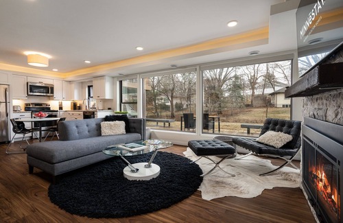 Golden Valley House | MINNeSTAY* Bassett Creek Retreat |