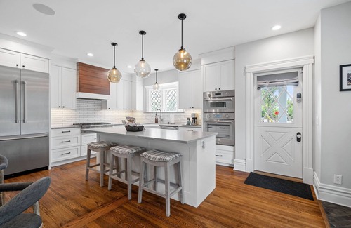 Uptown House | MINNeSTAY* Lakeside Luxe | Putting Green | Lake