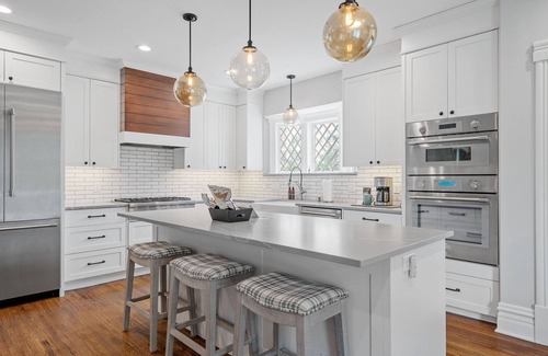 Uptown House | MINNeSTAY* Lakeside Luxe | Putting Green | Lake