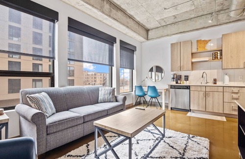 Warehouse District Apartment | MINNeSTAY* Sable 204 | Target Field |