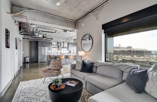 Warehouse District Apartment | MINNeSTAY* Sable 701 Loft