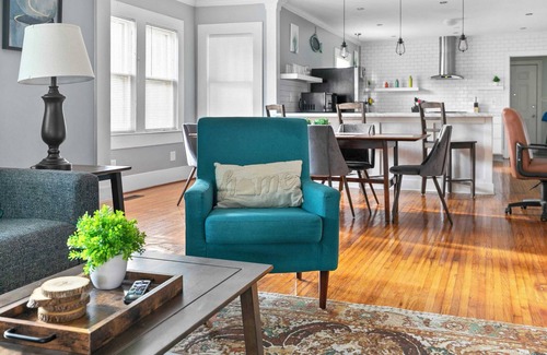 Tarrant House | Mins to Airport & Downtown-Beautiful Tarrant Home